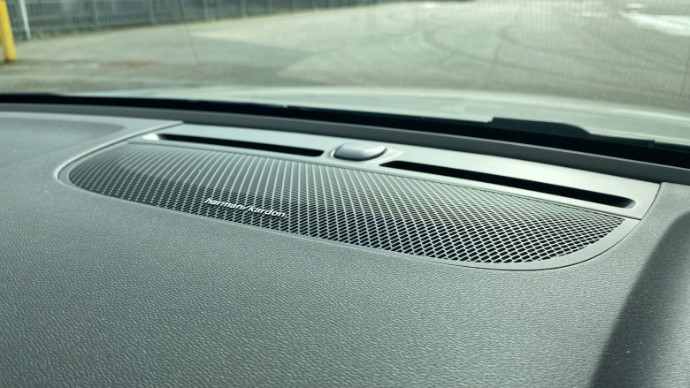 Volvo XC40 2.0 B4P Ultimate Dark 5dr Auto Petrol Estate